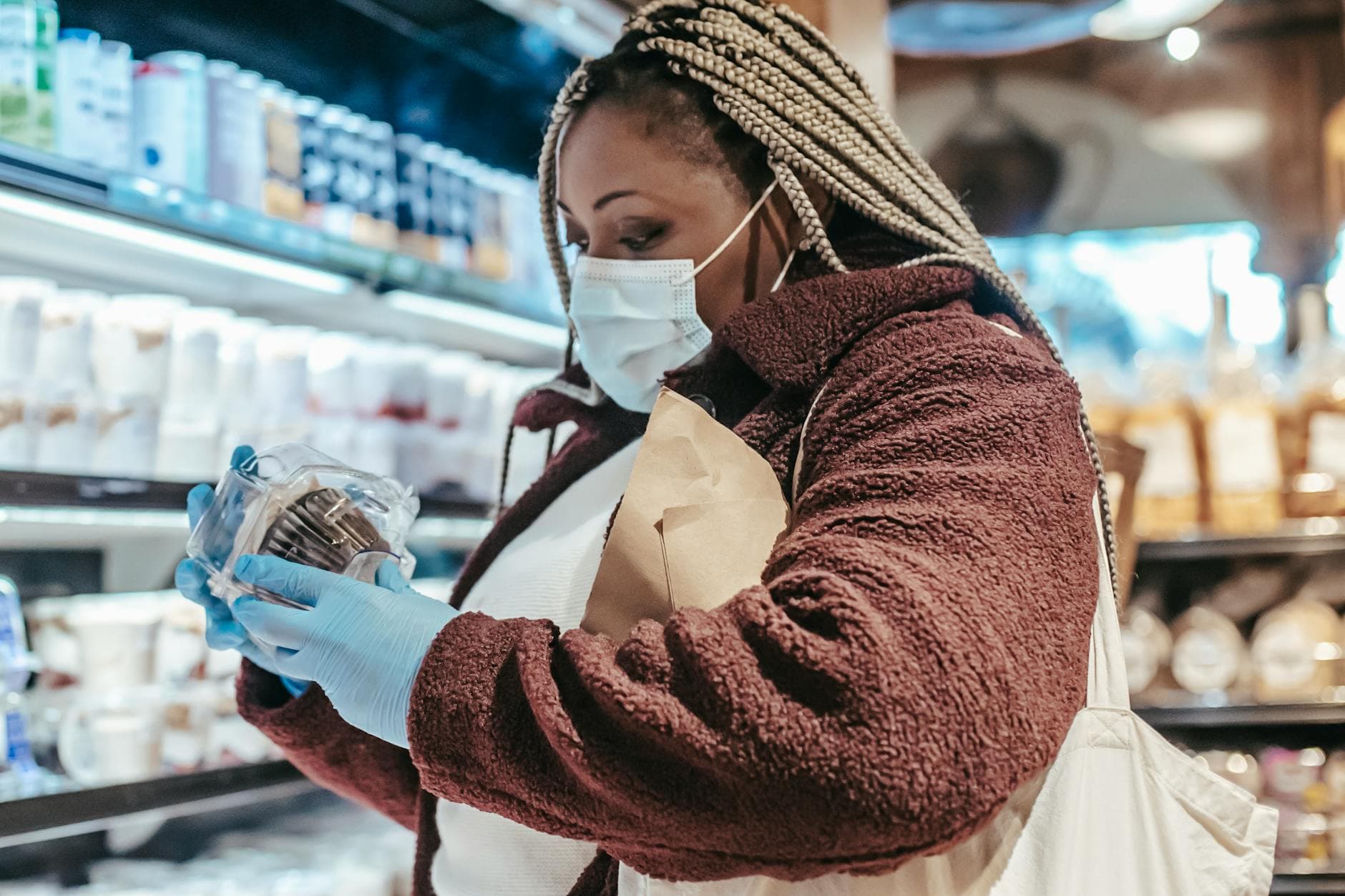 Food buyer reading product label in supermarket - EU FIC labeling compliance for tea importers